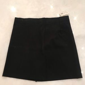 Fitted black skirt